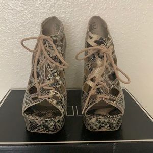 Patent leather (snake skin pattern)